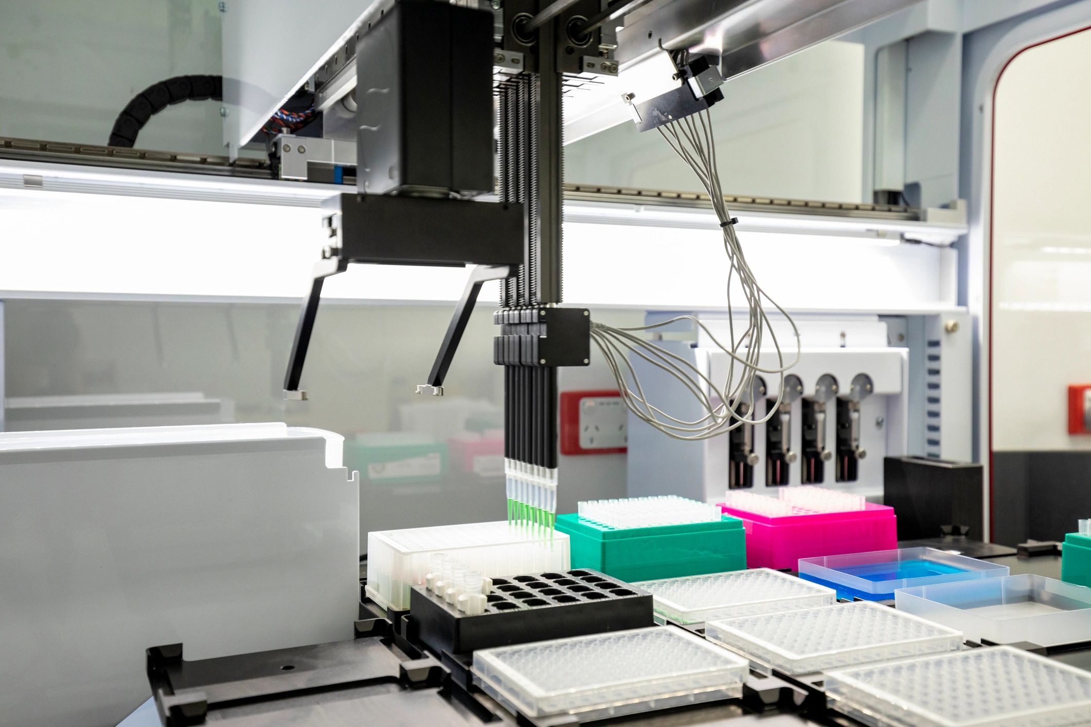 Pharmaceutical laboratory equipment and production environment